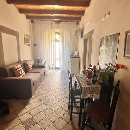 Camelia - A 7 Min Dalla Rocchetta Mattei