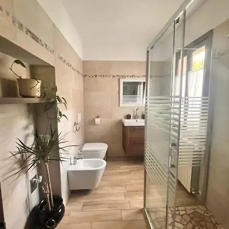 Camelia - A 7 Min Dalla Rocchetta Mattei